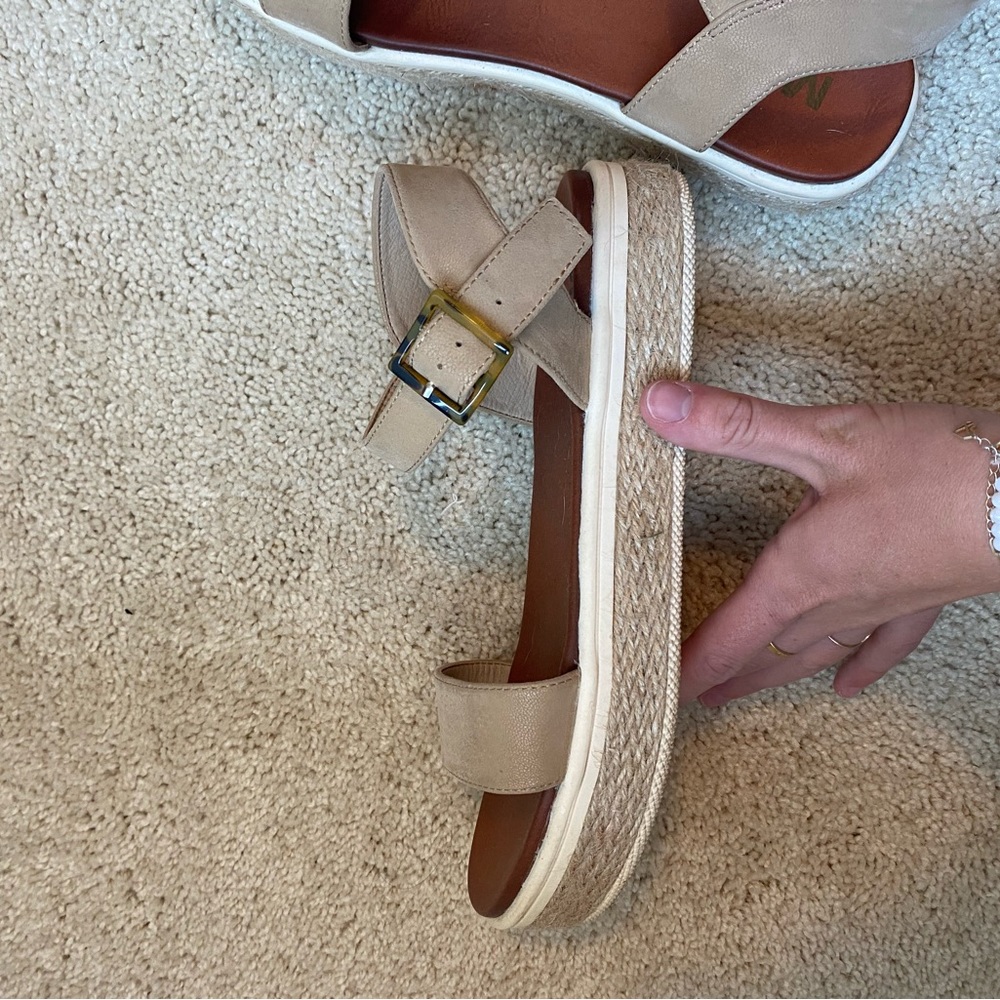 Platform sandal neutral ankle strap.